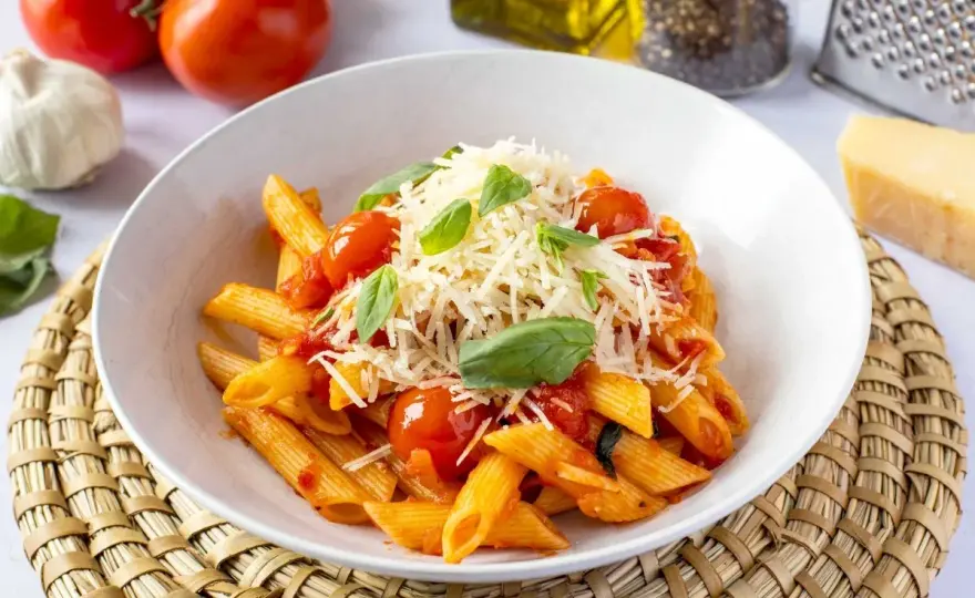 Macarrones a la napolitana con salsa de tomate casera