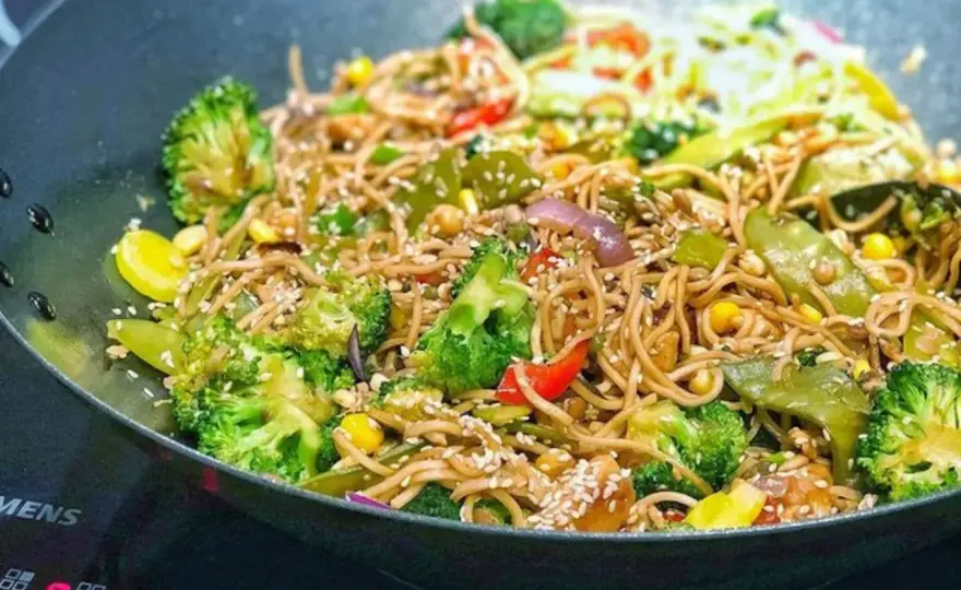 Makaron chow mein: Czy jest zdrowy? Analiza i zdrowe alternatywy