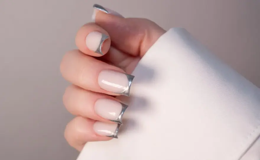 French manicure 2026 - Jak dobrać linię, by optycznie wydłużyć dłonie?