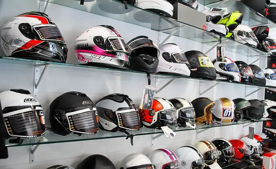 Casco de moto obligatorio en España - La historia y la ley actual