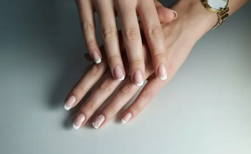 Czym się różni manicure hybrydowy od żelowego? Kluczowe różnice, które musisz znać