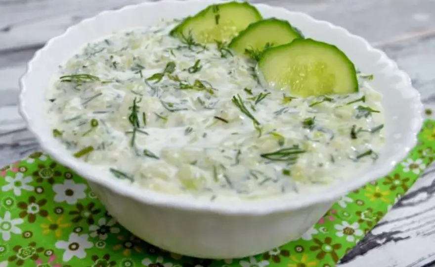 Tzatziki idealne - przepis na gęsty sos grecki z ogórka