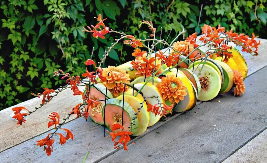 Pomarańczowe kwiaty - Jak stworzyć efektowną kompozycję?