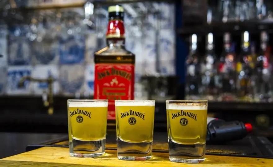 Najlepsze przepisy na drinki z Jack Daniel's cynamonowy, które zaskoczą