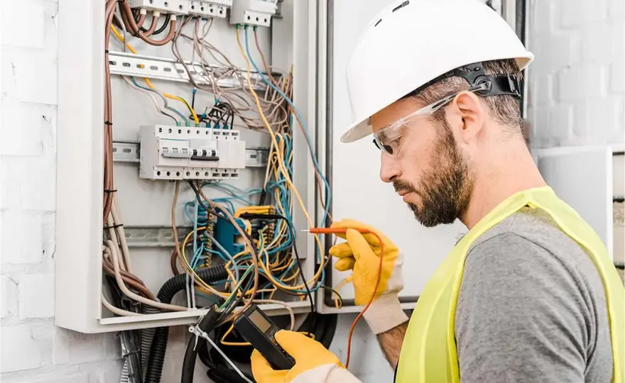 Ile trwa kurs na elektryka? Poznaj różne opcje i ich czas trwania