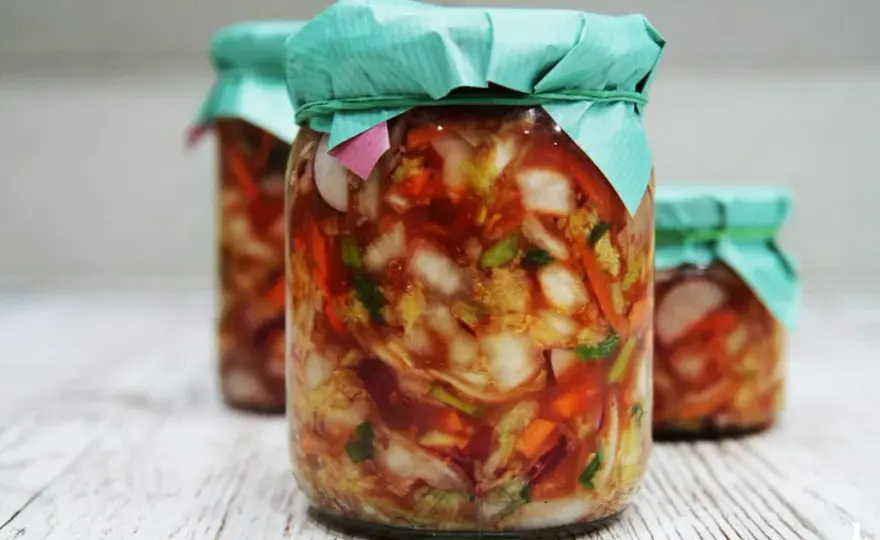 Kimchi z kapusty pekińskiej: łatwy przepis, zdrowie w słoiku!