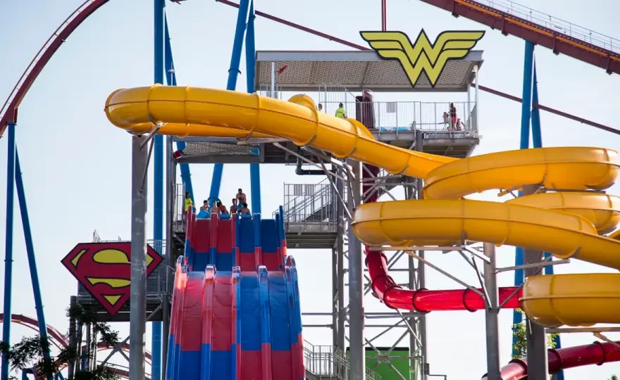 Atracciones de agua en Warner: diversión y emoción para toda la familia