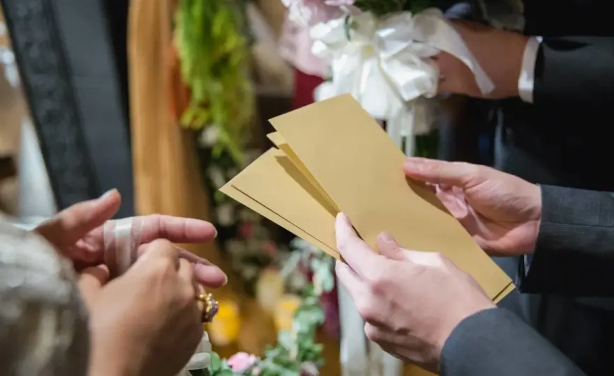 Ile chrzestna daje na wesele? Kwoty, alternatywy i rady bez presji