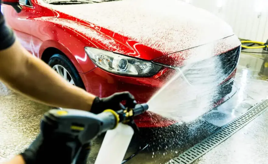 Aktywna piana na myjni: jak myć auto, by lśniło bez zacieków?