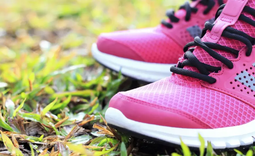 Kniearthrose: Welche Schuhe wirklich helfen – nicht nur weich!