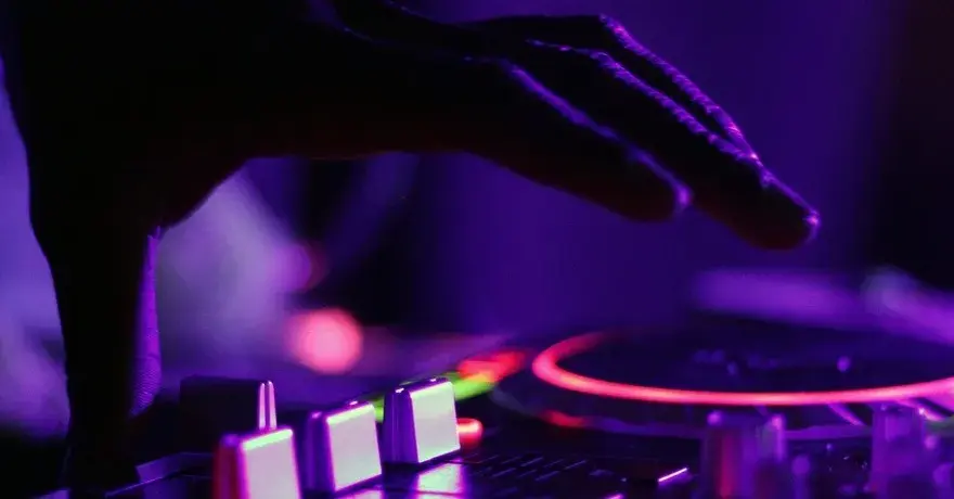 Jakie PKD dla DJ wybrać w 2025? Kompletny poradnik dla muzyków