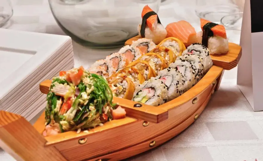 Sushi z jakiego kraju pochodzi? Niespodziewane fakty o jego historii