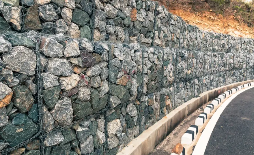 Mur oporowy z koszy gabionowych: skuteczna stabilizacja terenu