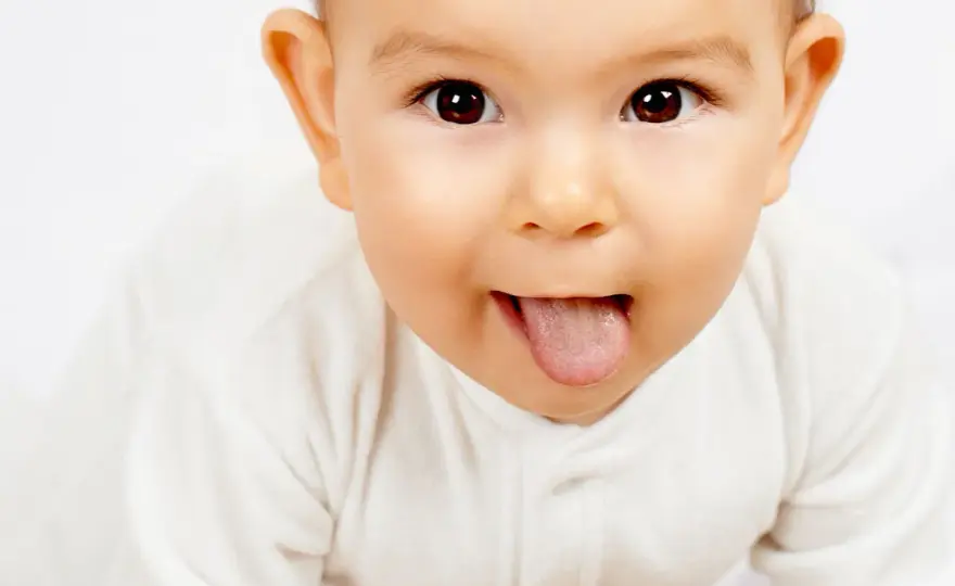 Macchie bianche nella bocca del neonato - latte o mughetto?