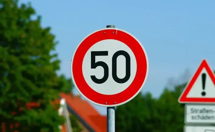 50 km/h ponad limit - Mandat, punkty i kiedy stracisz prawo jazdy?