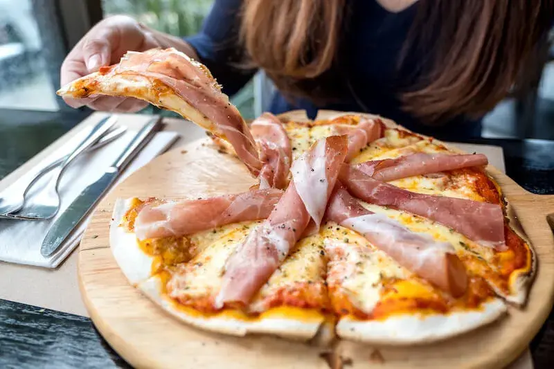Jaka szynka do pizzy? Odkryj najlepsze opcje, które zachwycą smakiem