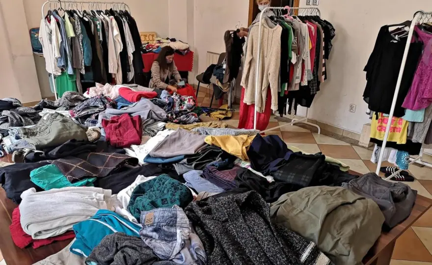 Gdzie oddać ubrania w Krakowie? Sprawdzone miejsca i porady