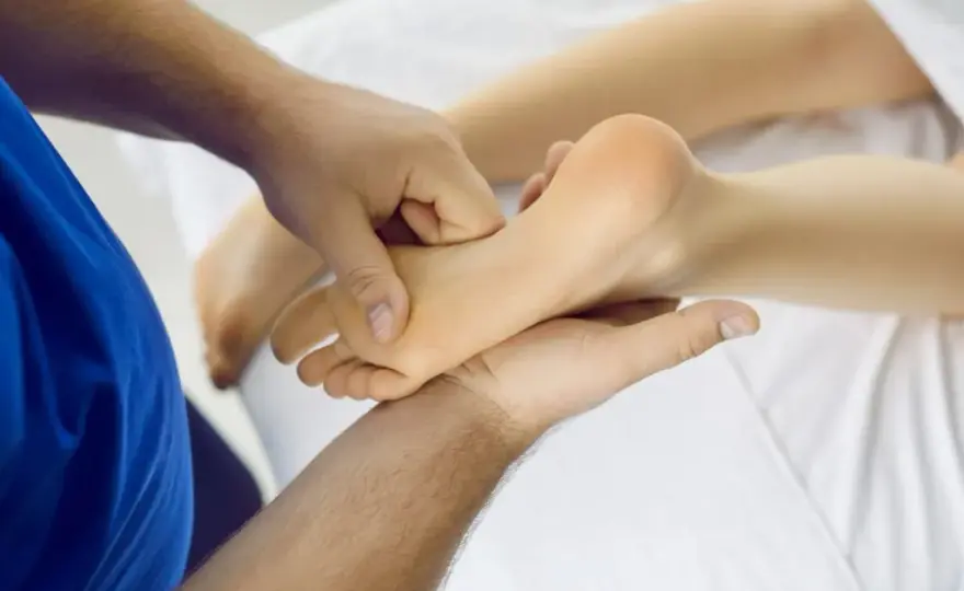 Ile trwa rehabilitacja po operacji haluksa? Poznaj kluczowe etapy