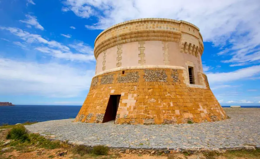 Qué ver en Fornells - ruta por el puerto, la torre y el mar