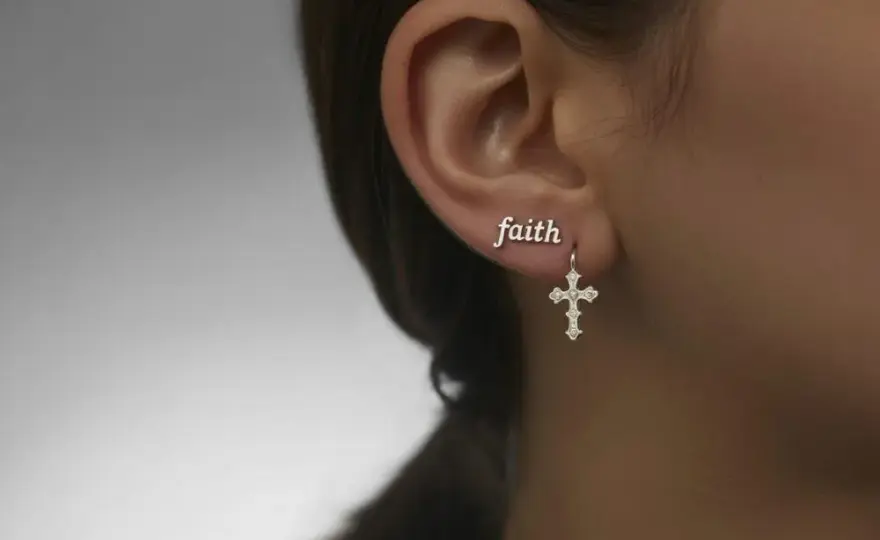 Czy kolczyki to grzech? Odkryj kontrowersje w religiach