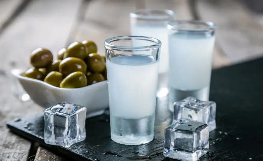 Anyżówka - jak pić, podawać i odróżnić style? Poradnik