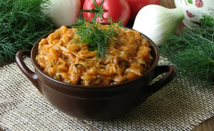 Duszona młoda kapusta z pomidorami - przepis na idealny smak!
