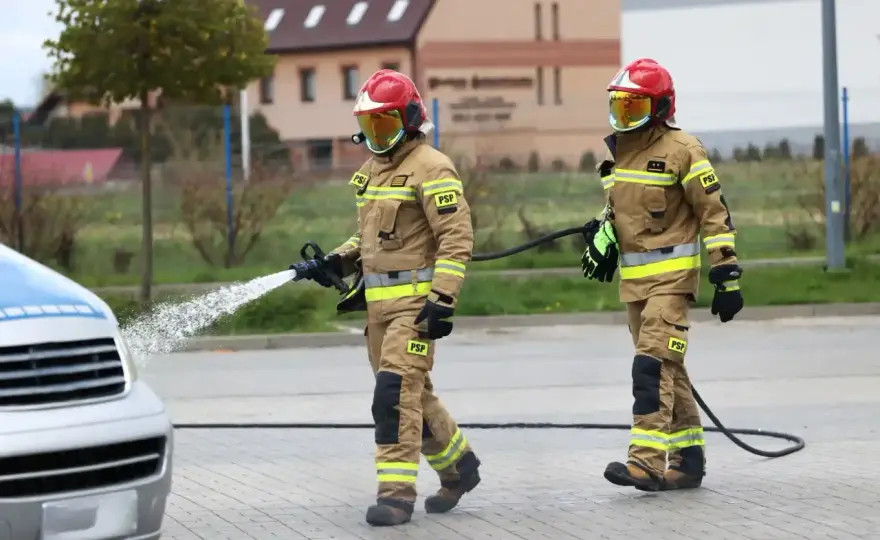 Ile zarabia strażak? Pensja PSP vs OSP - Pełna analiza