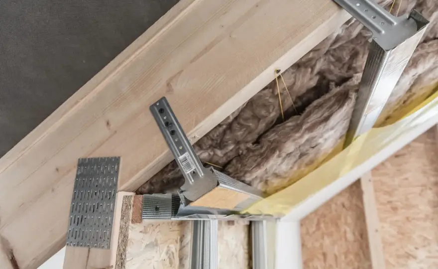 Montaż grzybków na poddaszu: Poradnik DIY i koszty 2026