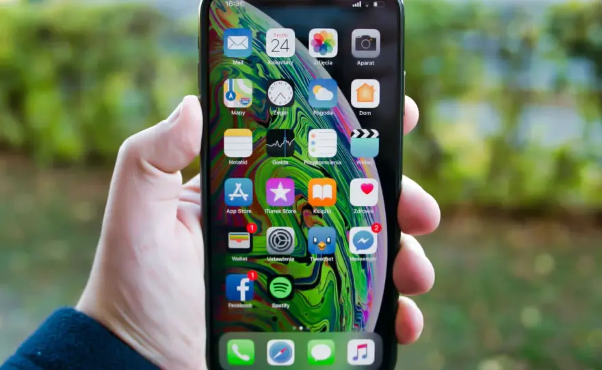 iPhone XS Max: Ile cali ma ekran i czy warto go kupić w 2026?