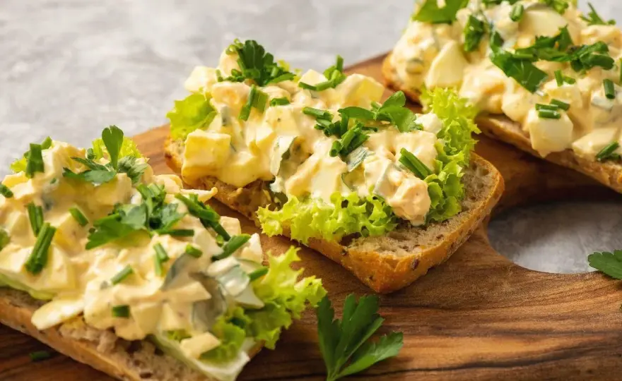 Pasta jajeczna z twarogiem - przepis na kremową i sycącą!