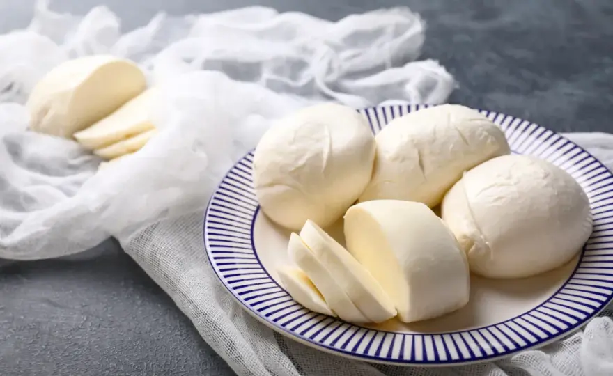 Mozzarella a cukier: czy możesz ją jeść? Sprawdź IG i skład