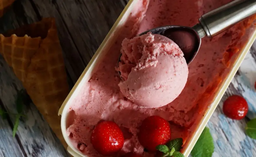 Lody truskawkowe - przepis na kremowe lody bez maszynki?