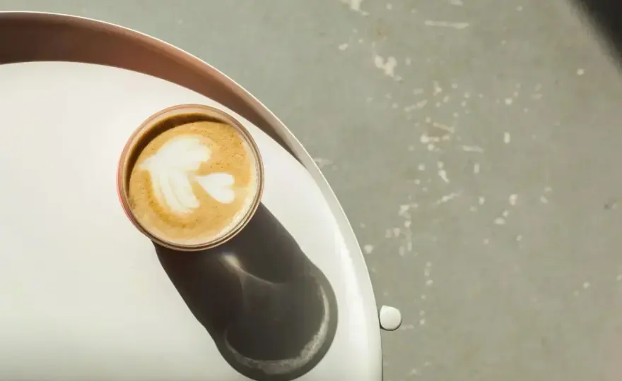 Flat White – Proporcje, Przepis i Różnice. Zrób idealną kawę!