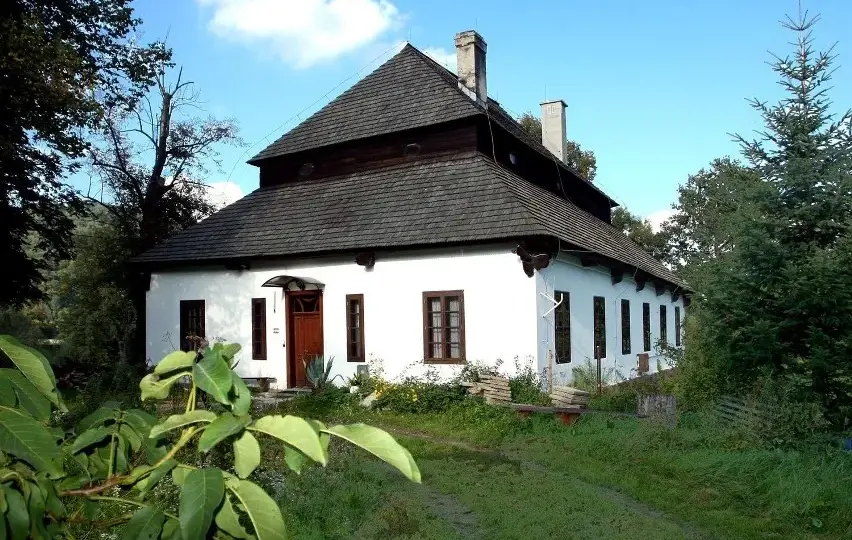 Wiśniowy Dworek: Poruszająca historia o miłości i tajemnicach rodzinnych