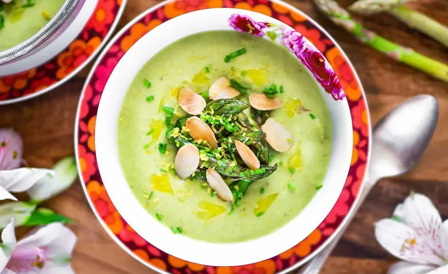 Vegetarisk sparrissoppa som blir len, frisk och riktigt god