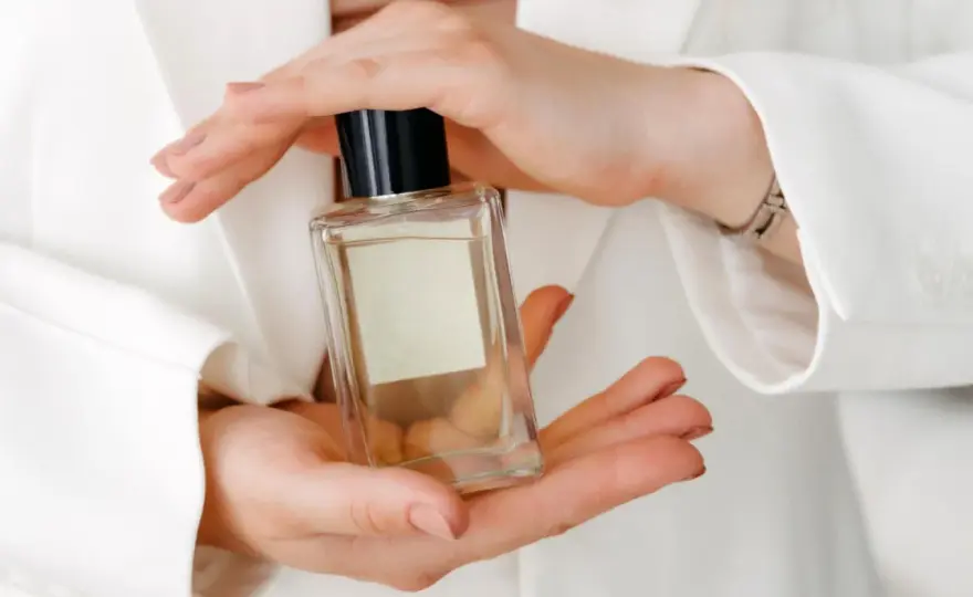 Parfum richtig auftragen: So hält Ihr Duft länger & entfaltet sich optimal