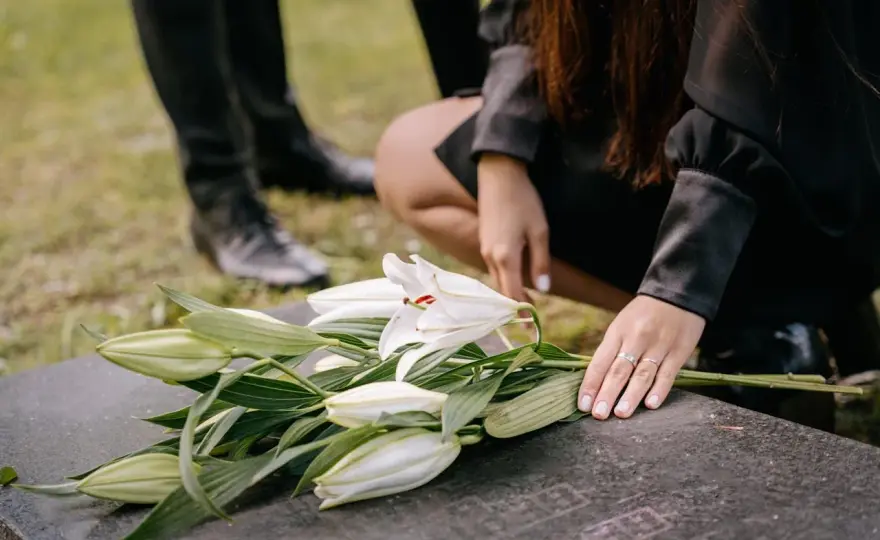Ile dni od śmierci do pogrzebu? Poznaj ważne informacje i terminy
