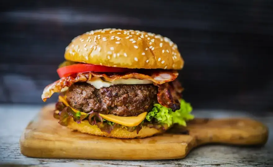 Jak przyprawić mięso na burgery? Sekret soczystego kotleta