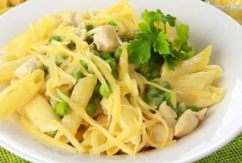 Szybki przepis na makaron penne z kurczakiem, który zachwyci smakami