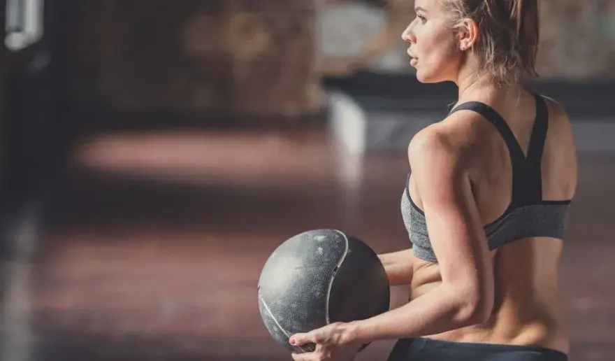 Ile trwa trening CrossFit? Pełna godzina, która zmieni Twoje ciało!