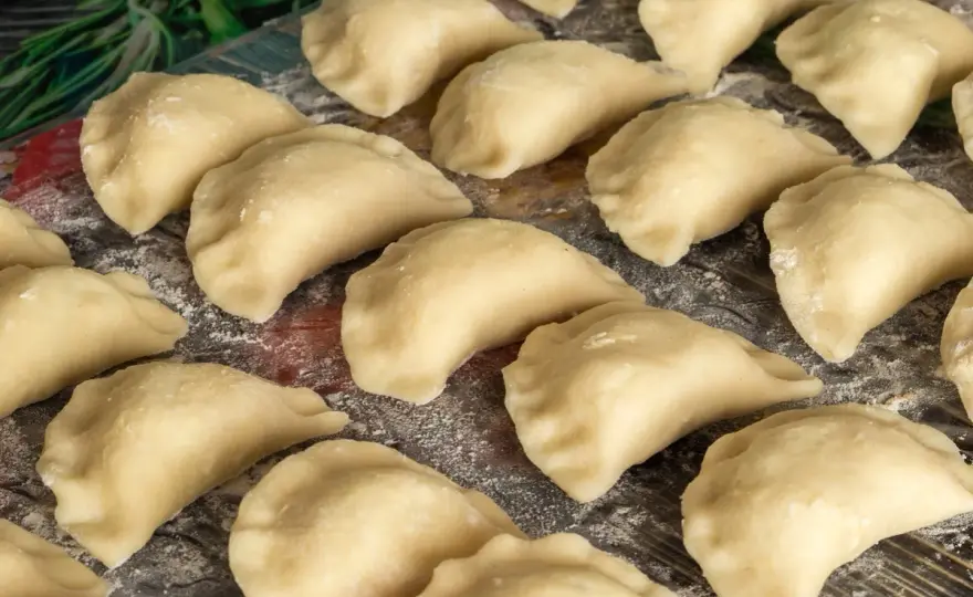 Idealne ciasto na pierogi: Sekret elastyczności i prosty przepis