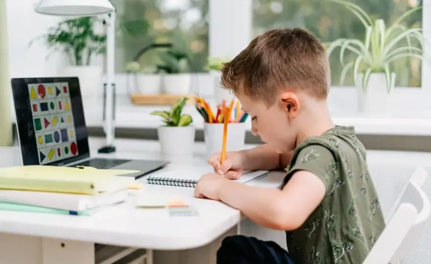 Jak szkoła w chmurze jest finansowana i czy to wpływa na jakość edukacji?