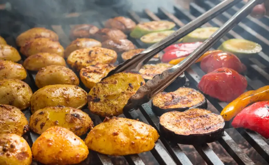 Cebula z grilla: Proste przepisy na pyszne grillowane przekąski