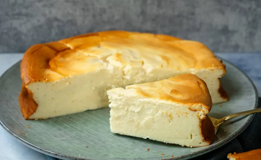Käsekuchen ohne Boden - So gelingt er cremig & stabil