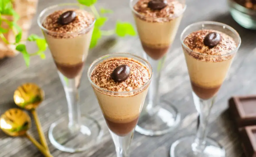 Mousse al caffè soffice e stabile per il tiramisù al bicchiere