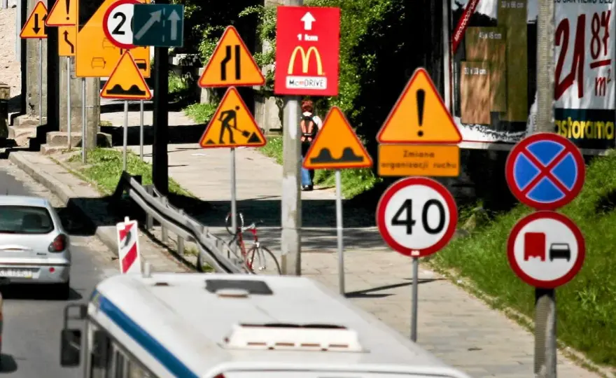 Kto stawia znaki drogowe na osiedlu? Poznaj swoje prawa!
