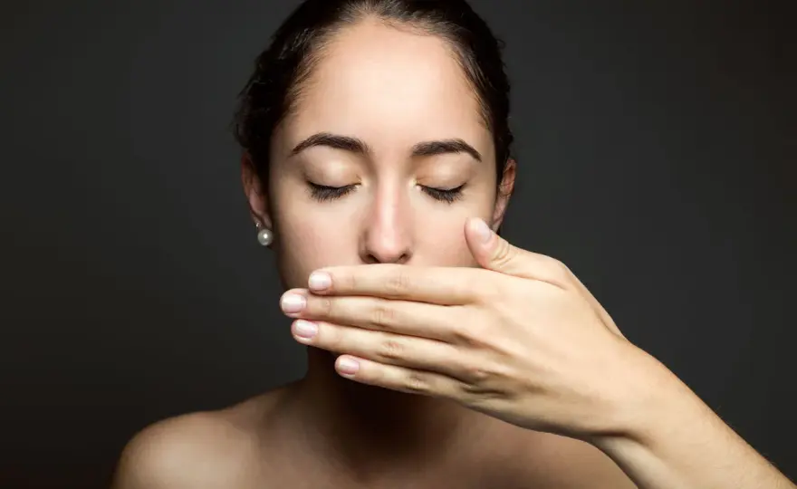 Filo interdentale che puzza - Le cause e come risolvere il problema