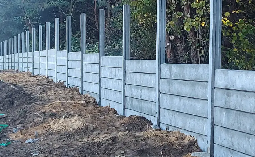 Jak zalać słupki ogrodzeniowe? Beton vs żywica - wybierz mądrze