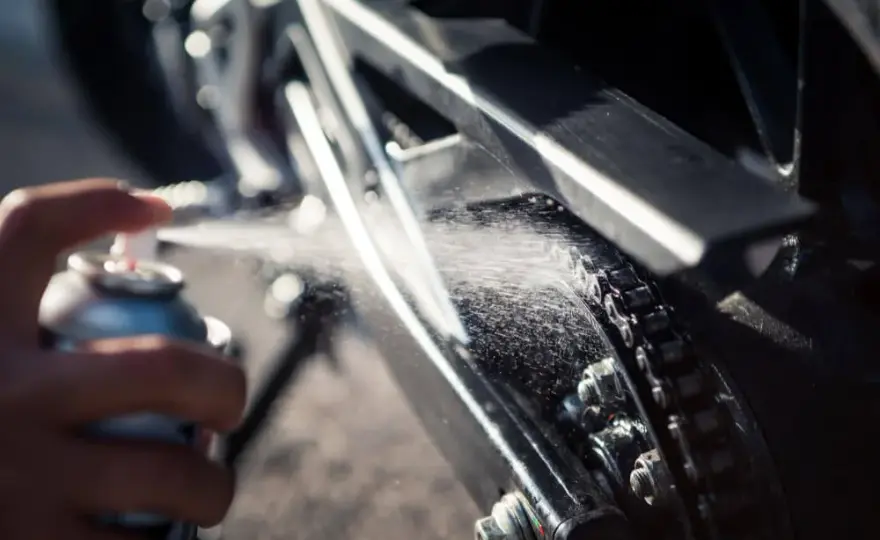 Łańcuch motocyklowy: Czym czyścić, a czego unikać?