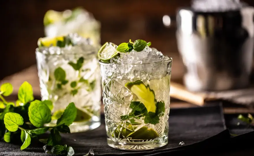 Drinki z limonką: 10+ przepisów na hity alkoholowe i bezalkoholowe!
